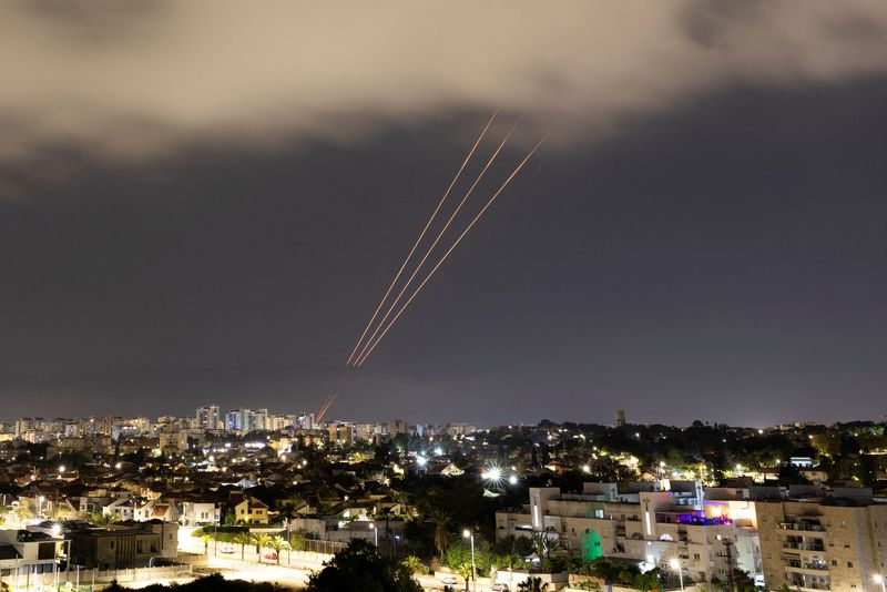 &복사; 로이터. 2024년 4월 14일 이스라엘 아쉬글론에서 볼 수 있듯이 이란이 이스라엘을 향해 드론과 미사일을 발사한 후 미사일 방어 시스템이 작동합니다. REUTERS/Amir Cohen
